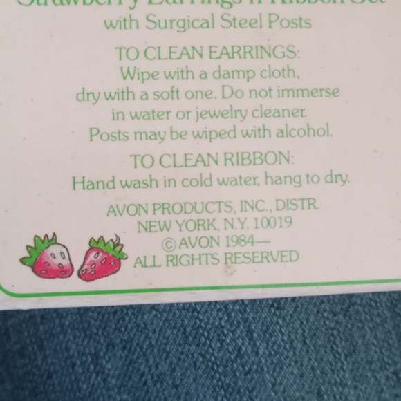 Avon 1984Vintage strawberry Gift set studs pierced WITH ribbon - Picture 4 of 7